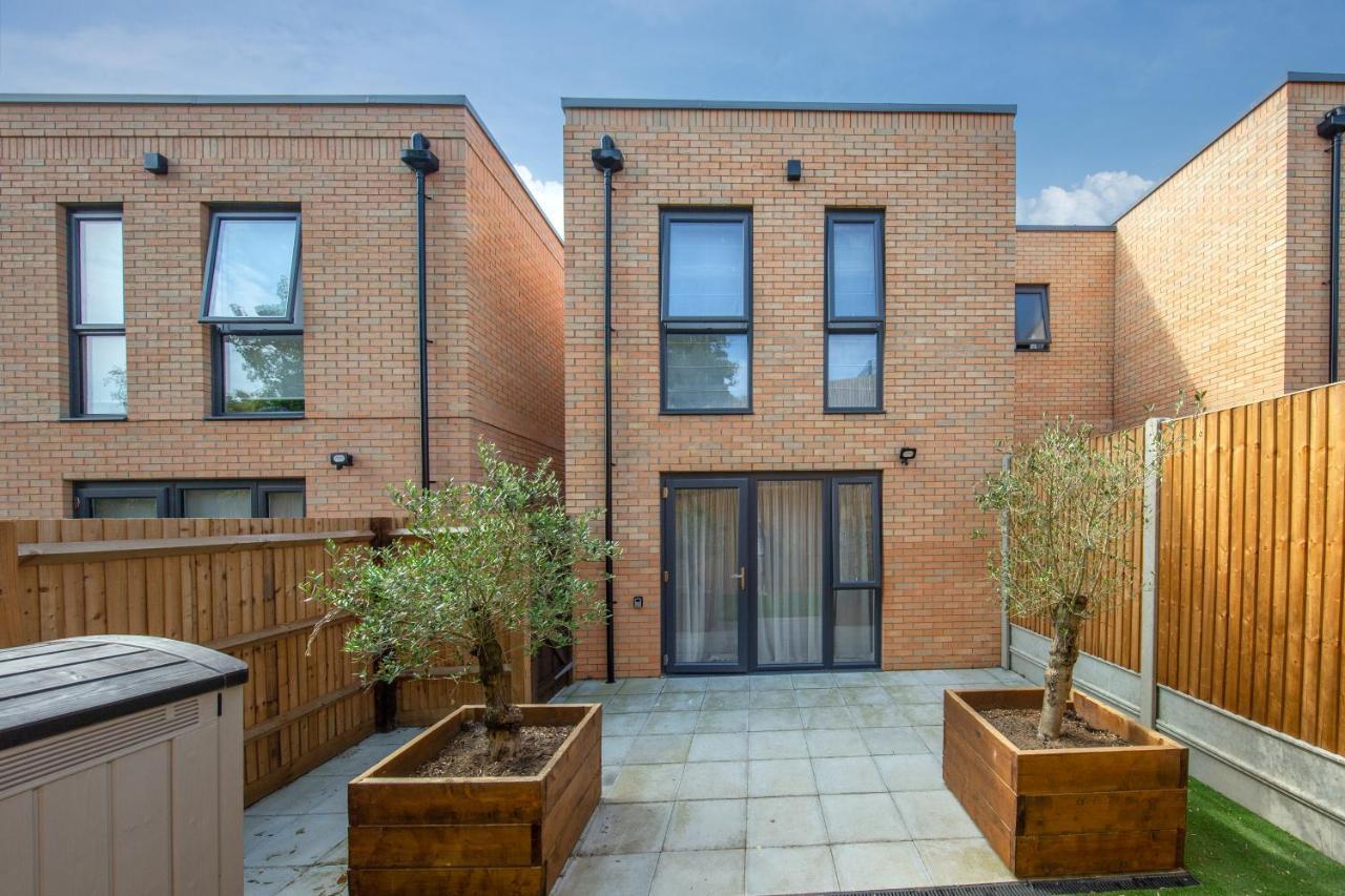 Cozen Villa Edgware Exterior photo