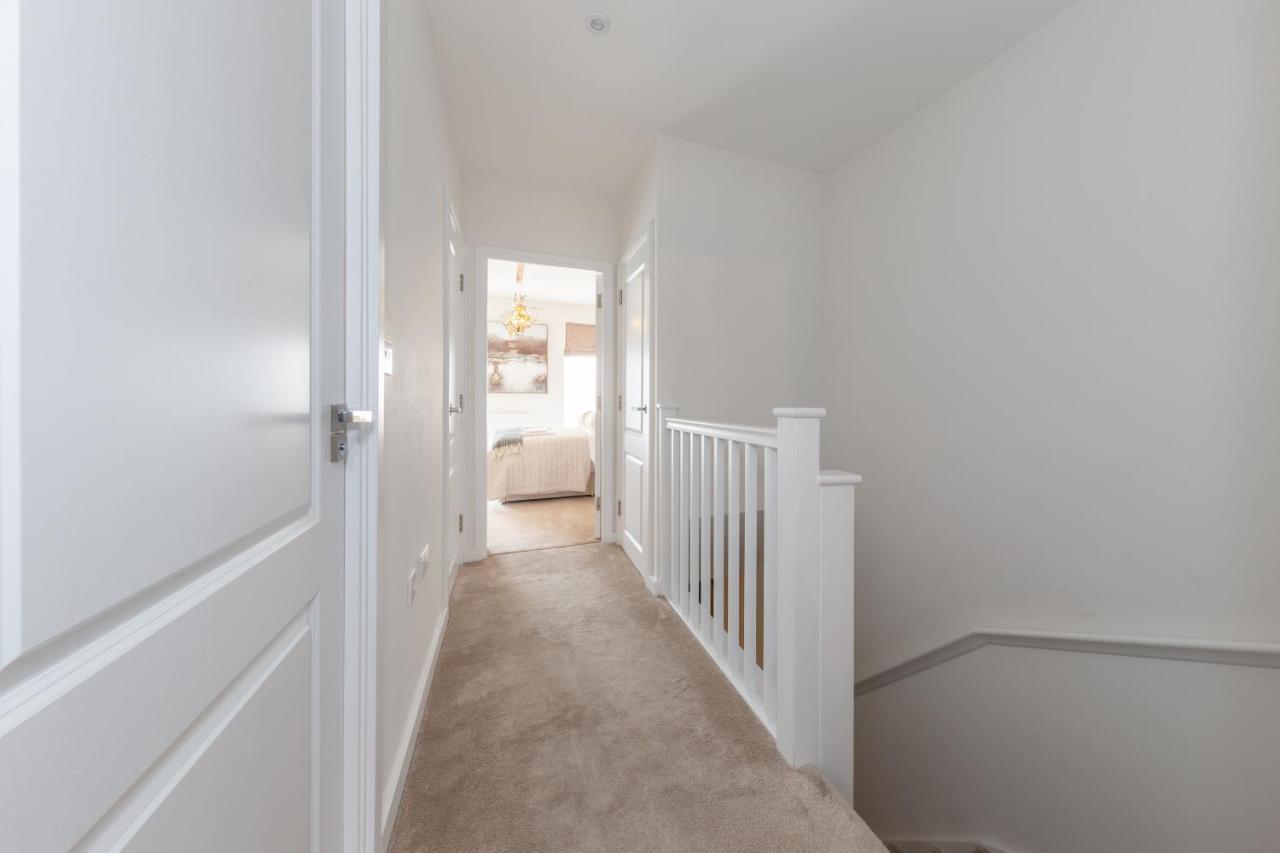 Cozen Villa Edgware Exterior photo